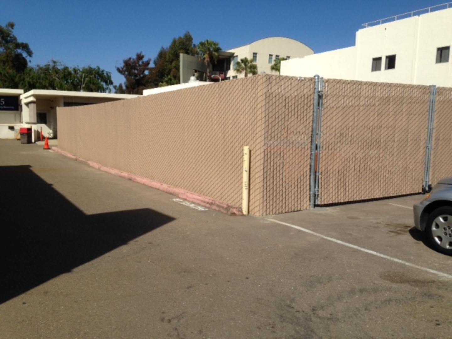 Chain link fence with privacy slats