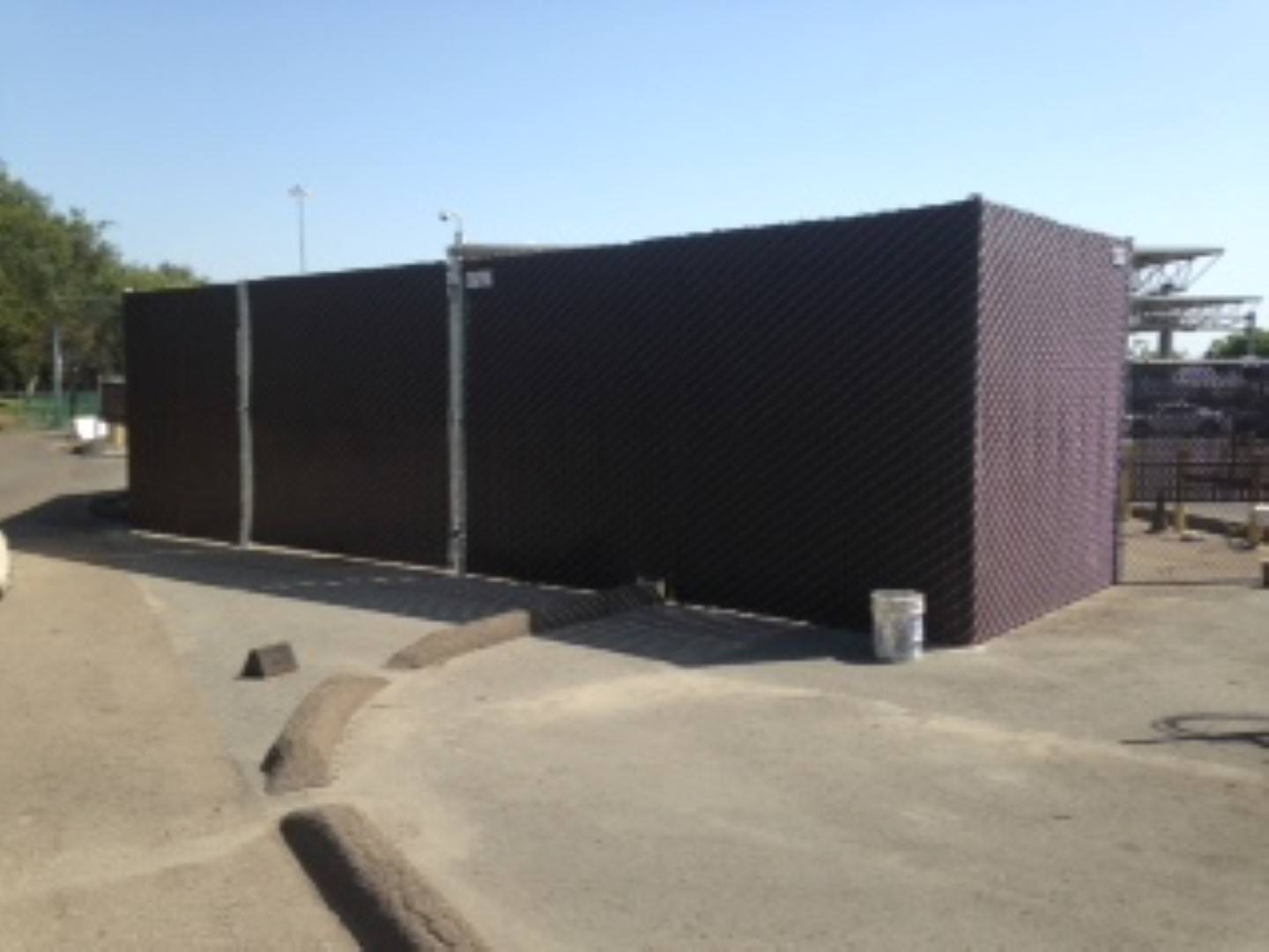 Privacy link enclosure with slats